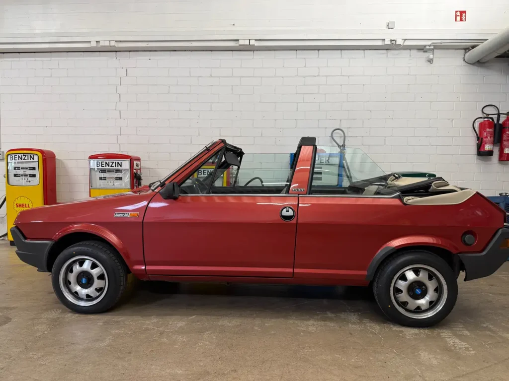 Fiat Ritmo 85 Cabrio Seitenansicht mit geoeffnetem Verdeck