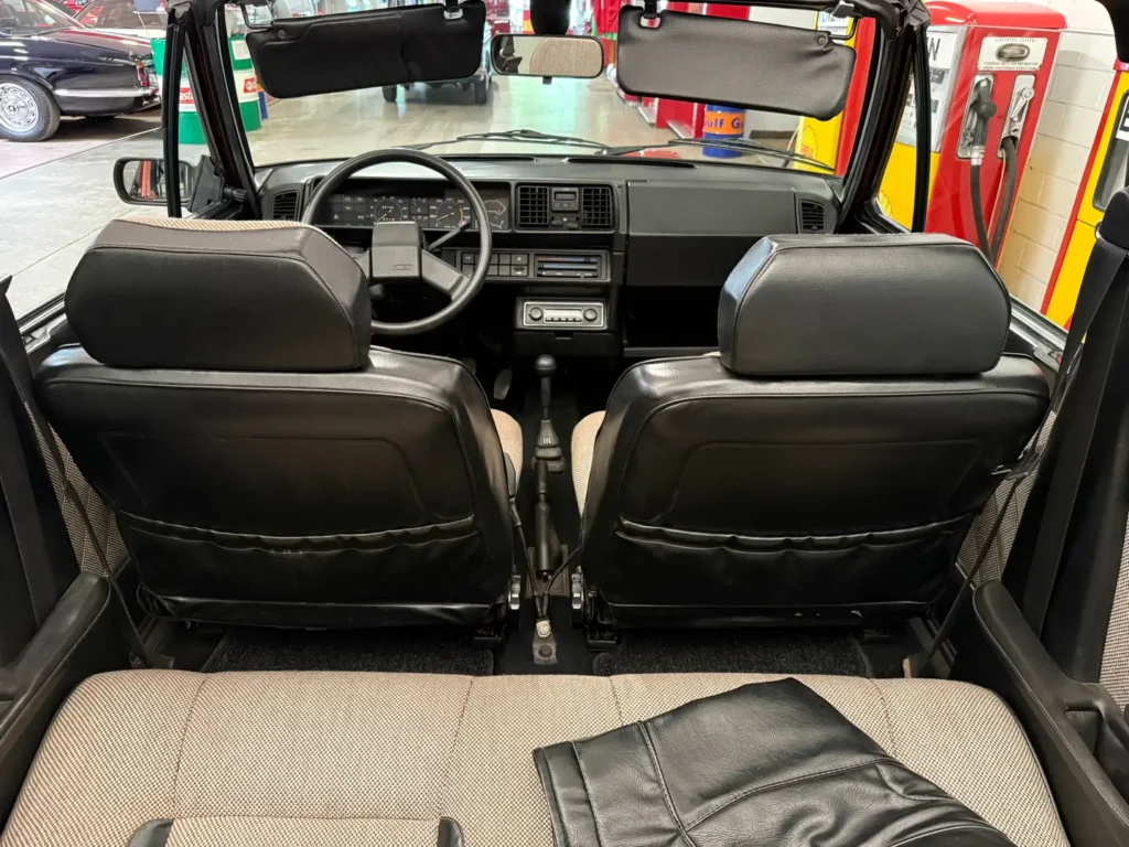 Fiat Ritmo 85 Cabrio Sicht von oben in den Innenraum geöffnetes Verdeck