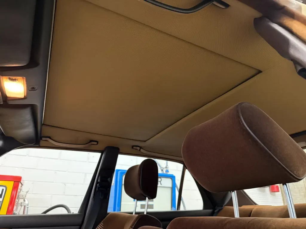 Mercedes Benz 280SE Gold Sicht auf Dachhimmel innen