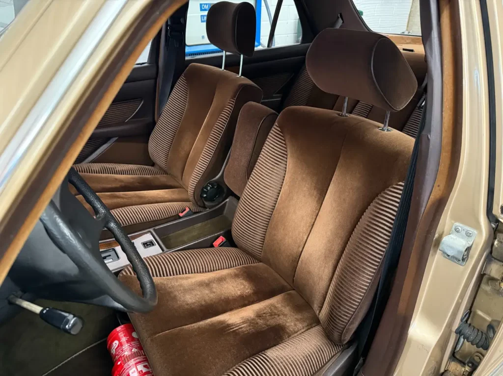Mercedes Benz 280SE Gold Fahrersitz in braun em Velour