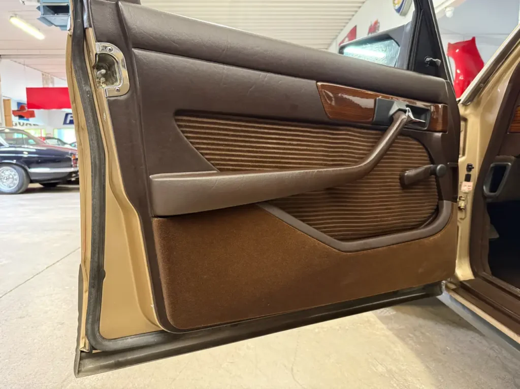 Mercedes Benz 280SE Gold Fahrertuer offen