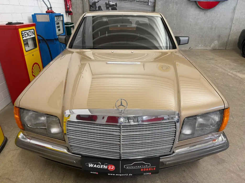Mercedes Benz 280SE Gold Motorhaube von schraeg oben