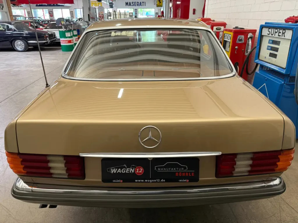 Mercedes Benz 280SE Gold Kofferraumdeckel von schraeg oben