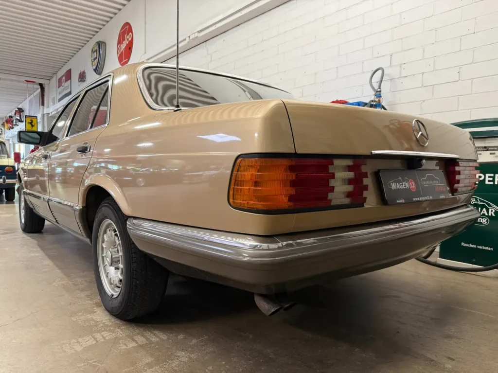 Mercedes Benz 280SE Gold Kotfluegel hinten links