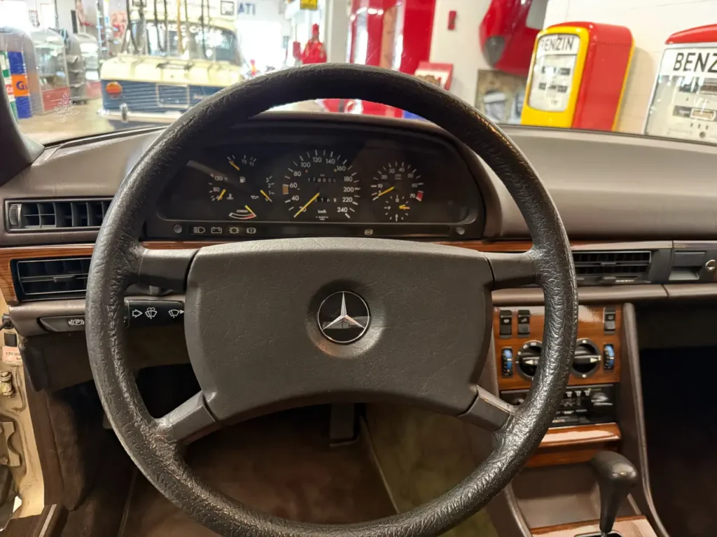 Mercedes Benz 280SE Gold Lenkrad und Armaturenbrett