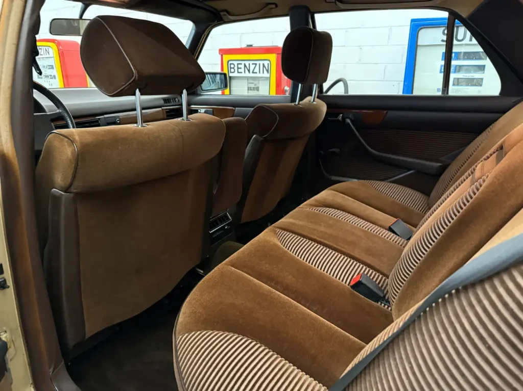 Mercedes Benz 280SE Gold Ruecksitzbank von offener Hecktuer fotografiert