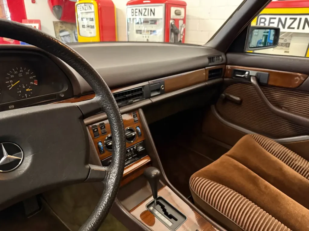 Mercedes Benz 280SE Gold Sicht auf Beifahrersitz