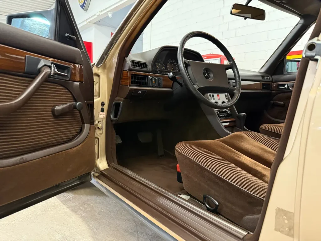 Mercedes Benz 280SE Gold Fahrertuere offen Sicht auf Sitz und Lenkrad