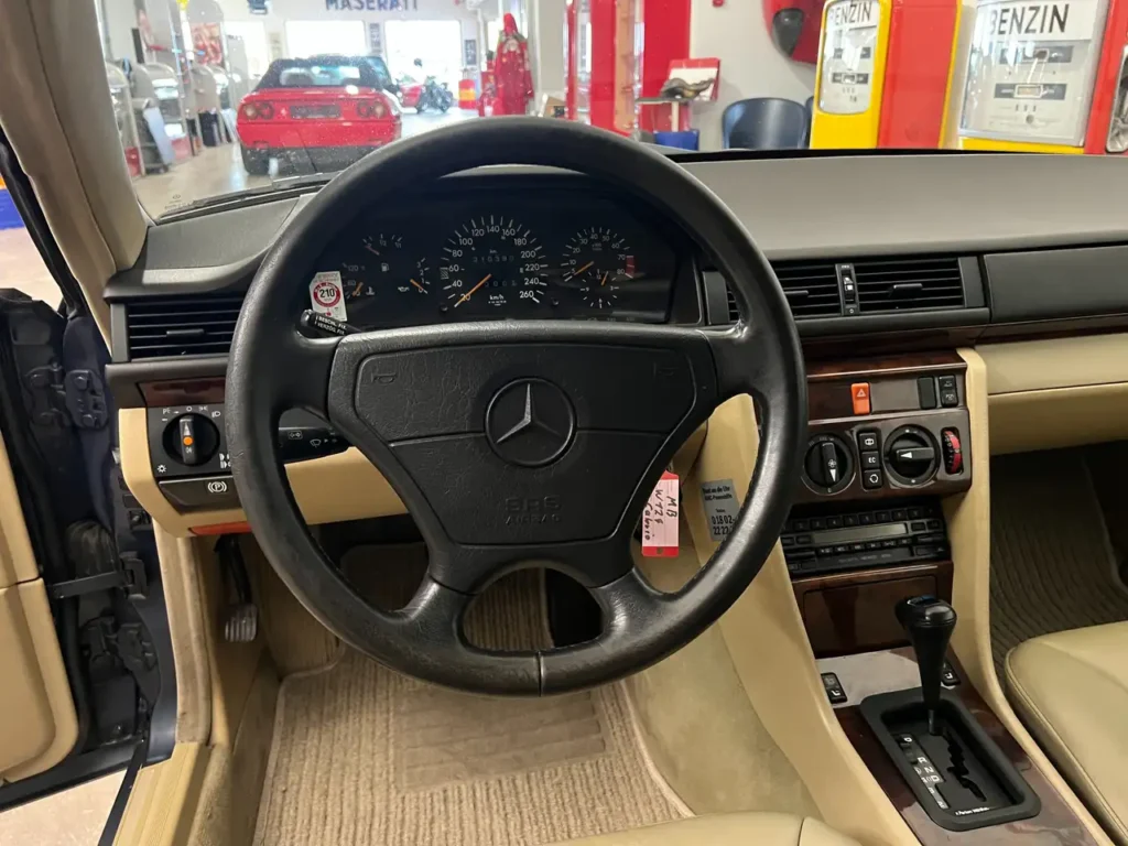 Mercedes Benz 300 CE-24 Cabrio Armaturenbrett und Lenkrad Dashboard
