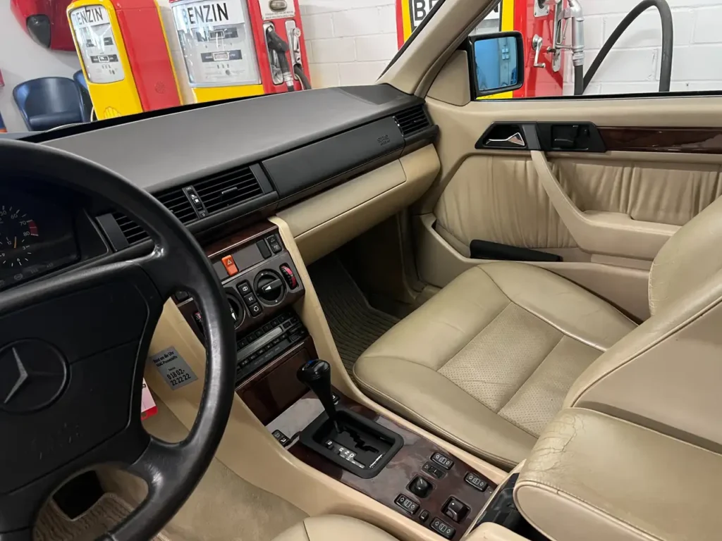 Mercedes Benz 300 CE-24 Cabrio Innenraum vorne Schaltkonsole und Beifahrersitz