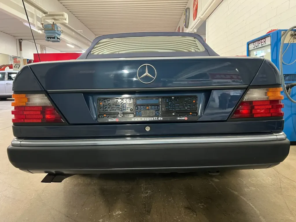 Mercedes Benz 300 CE-24 Cabrio Heckansicht Kofferraum geschlossen Mercedes Stern