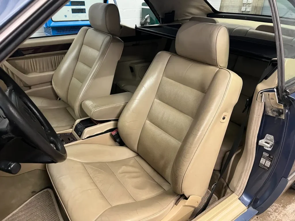 Mercedes Benz 300 CE-24 Cabrio Fahrersitz bei offener Tuer