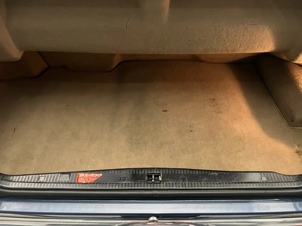 Mercedes Benz 300 CE-24 Cabrio Kofferraum Innenansicht Teppich