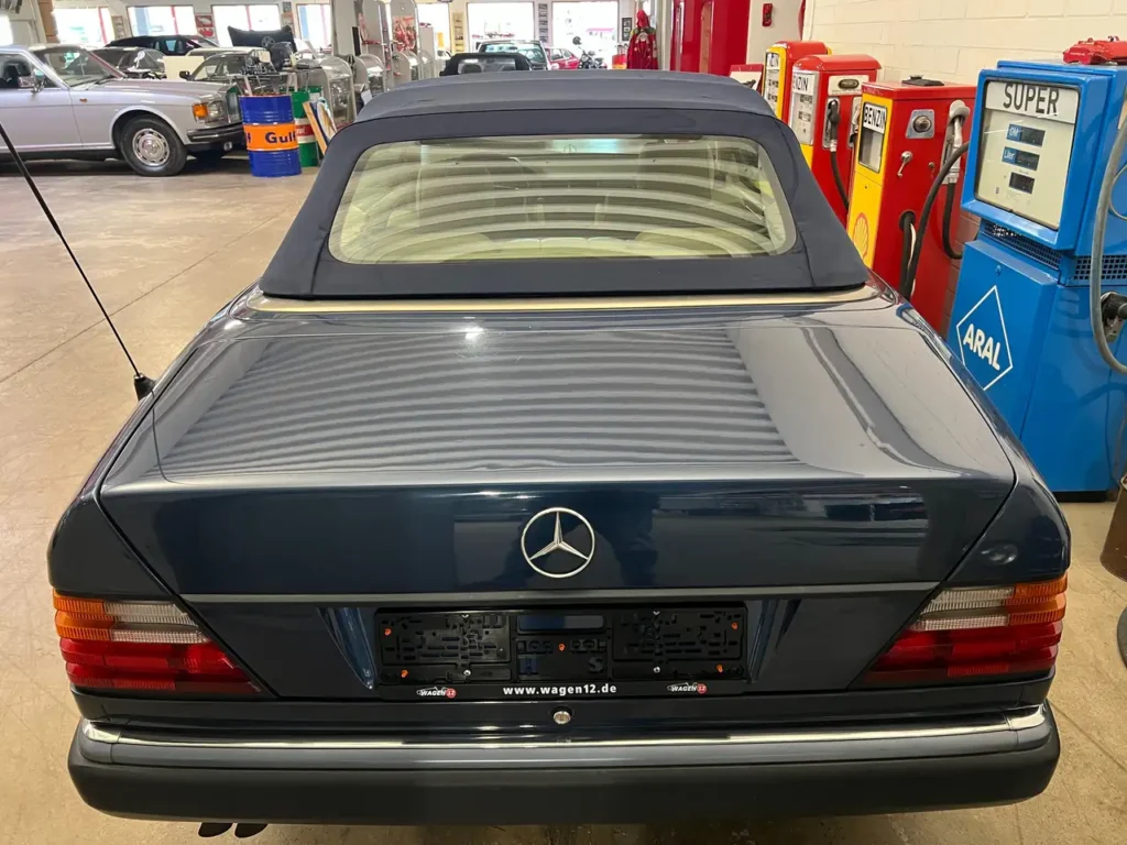 Mercedes Benz 300 CE-24 Cabrio Kofferraumdeckel und Verdeck geschlossen