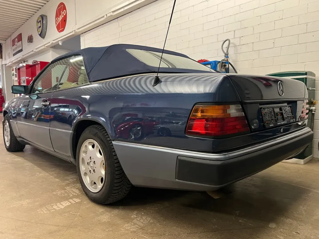Mercedes Benz 300 CE-24 Cabrio schraeg hinten links Sicht auf Stossstange