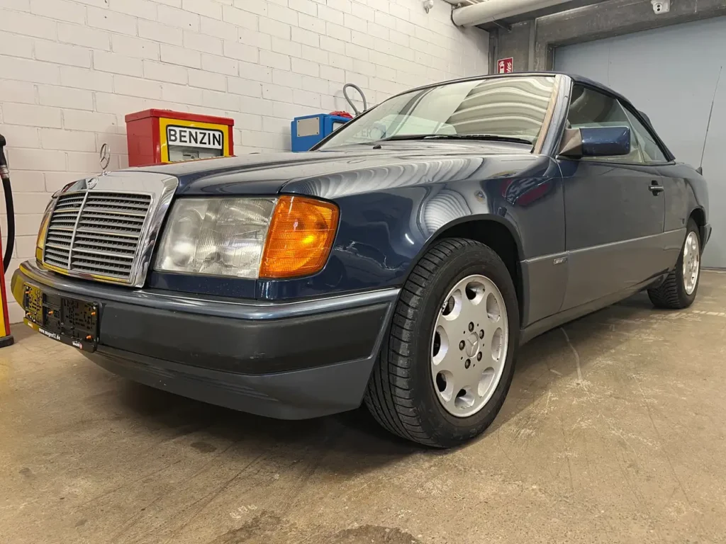 Mercedes Benz 300 CE-24 Cabrio schraeg von vorne Sicht auf Kotfluegel und Scheinwerfer