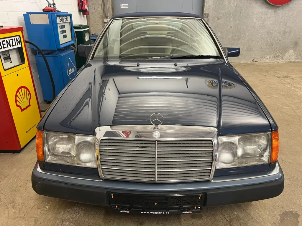 Mercedes Benz 300 CE-24 Cabrio schraeg von oben auf Motorhaube fotografiert