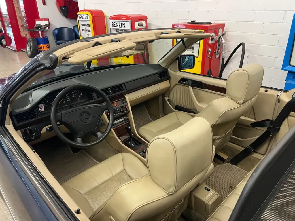 Mercedes Benz 300 CE-24 Cabrio Sicht von aussen offenes Verdek Innenraum Leder