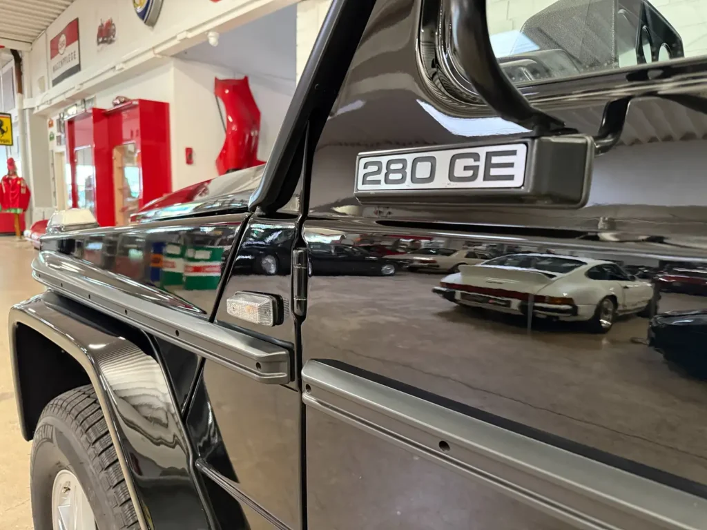 Mercedes Benz G 280 GE Sicht auf Modellschild