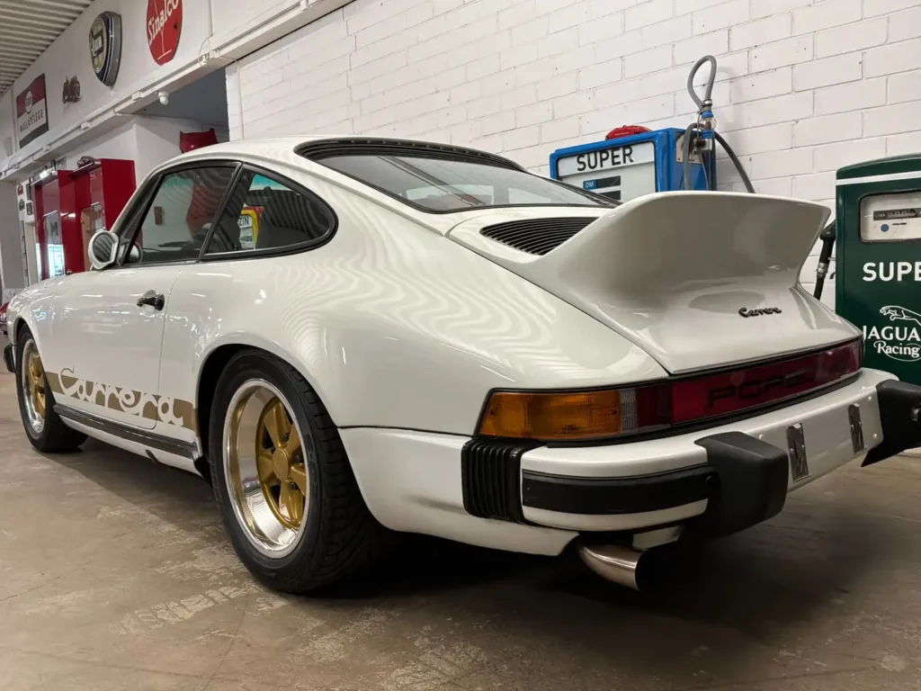 Porsche Carrera 1975 weisses Coupe Sicht von schraeg hinten.