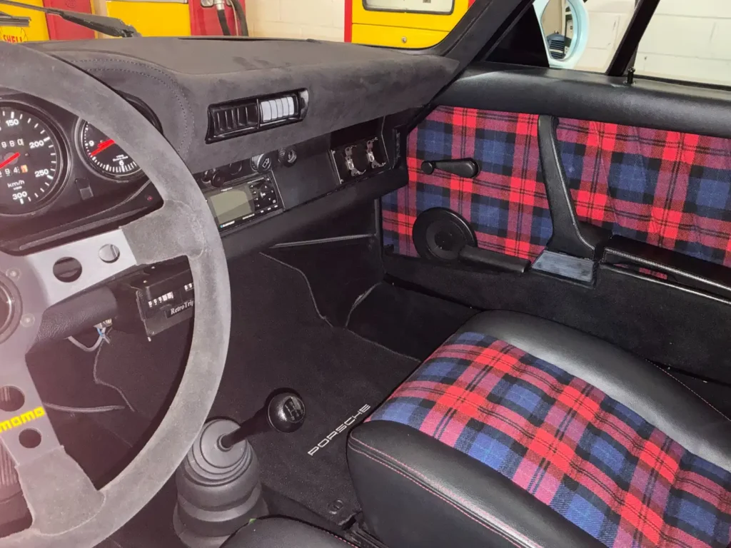 Porsche Carrera 1975 weisses Coupe Sicht in den Innenraum Beifahrersitz.