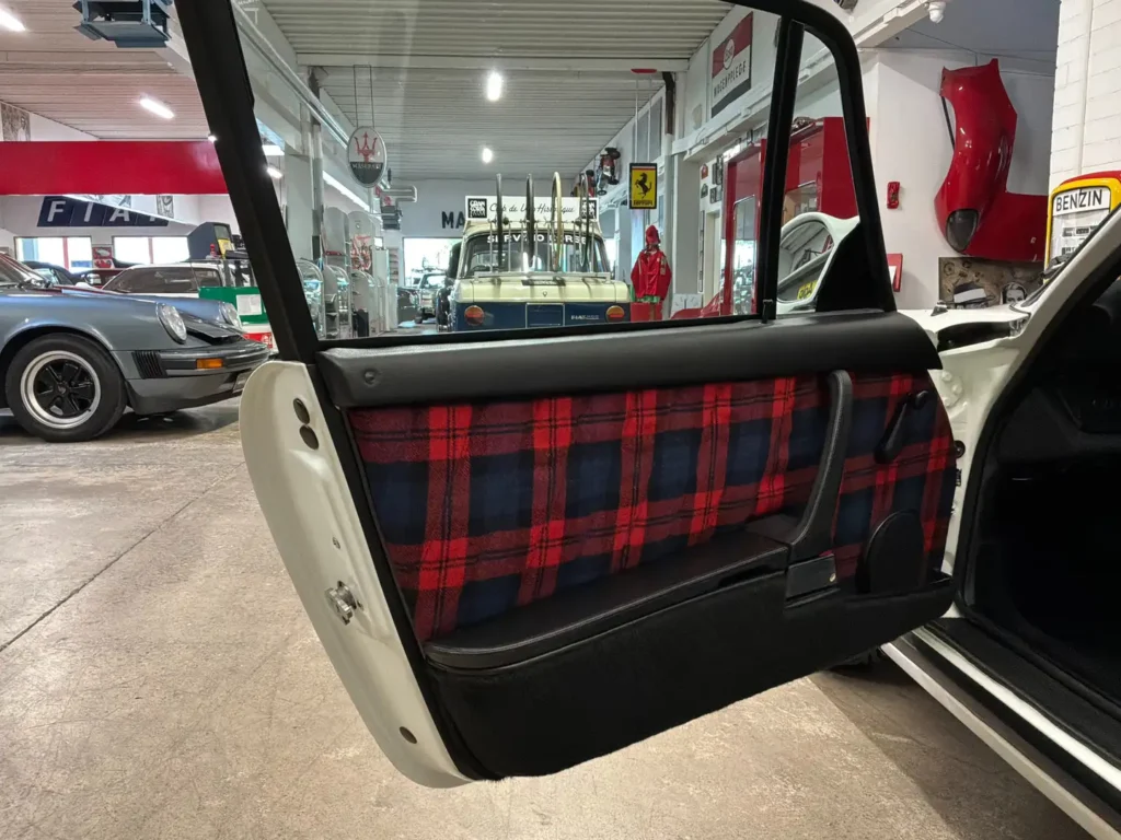 Porsche Carrera 1975 weisses Coupe Sicht auf geöffnete Fahrertuer.
