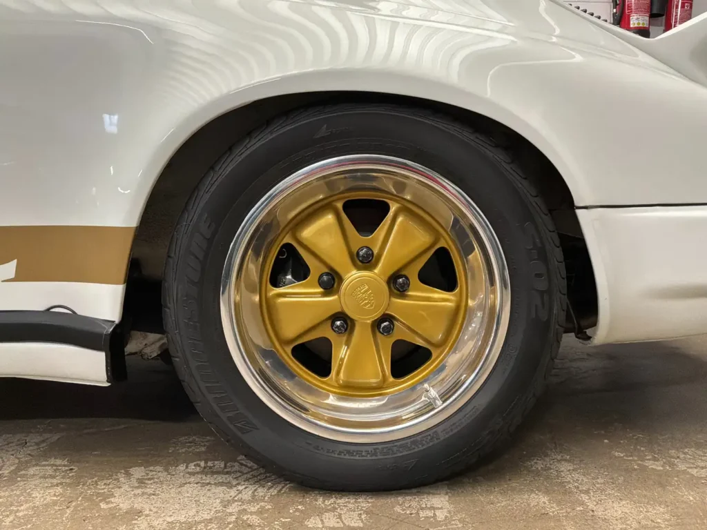 Porsche Carrera 1975 weisses Coupe Sicht auf die Felge.