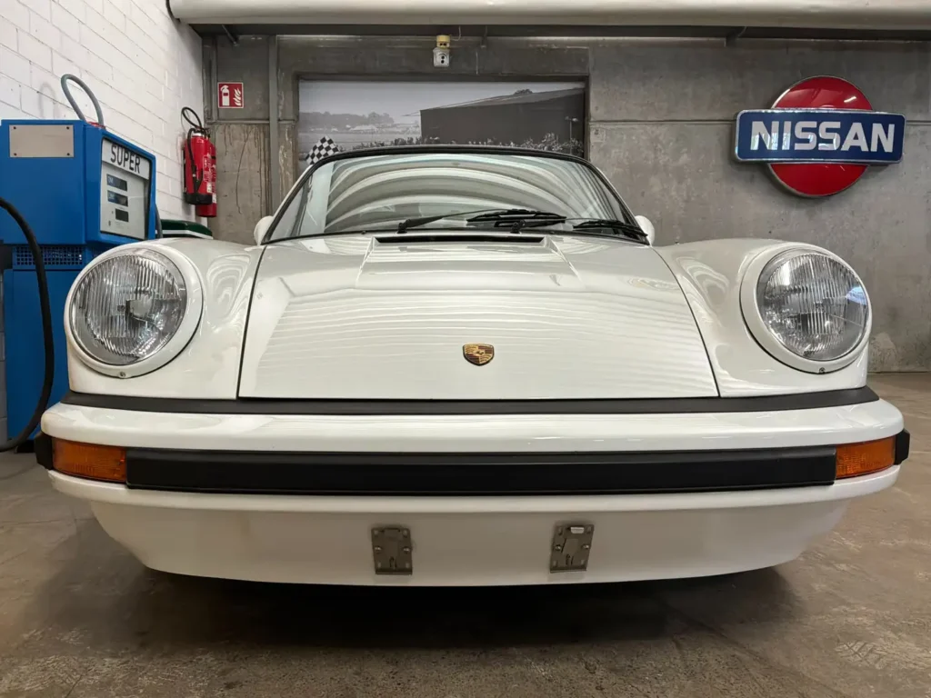 Porsche Carrera 1975 weisses Coupe Sicht auf die Frontstossstange.