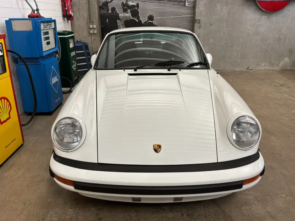Porsche Carrera 1975 weisses Coupe Sicht auf die Fronthaube.