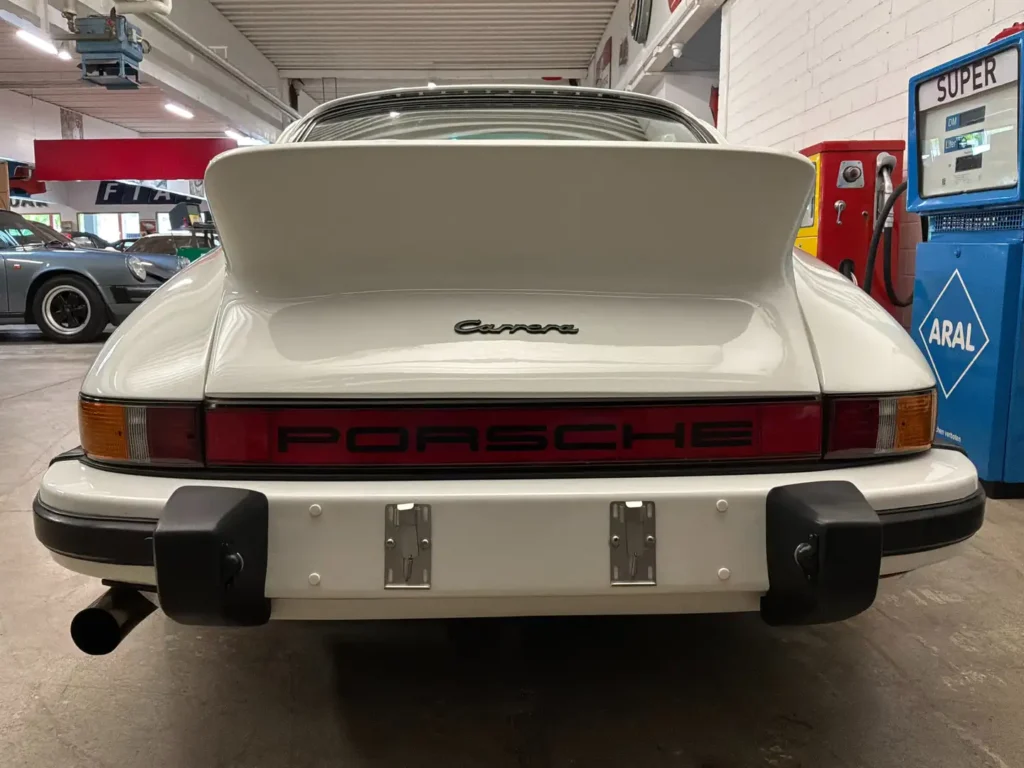 Porsche Carrera 1975 weisses Coupe Sicht auf Heckstossstange und Auspuff.