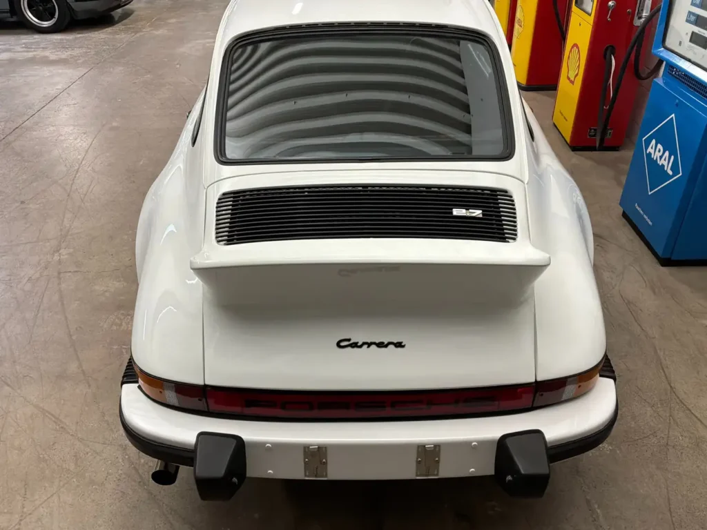 Porsche Carrera 1975 weisses Coupe Sicht auf Heckfluegel.