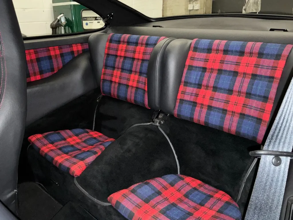 Porsche Carrera 1975 weisses Coupe Sicht auf die Ruecksitzbank.