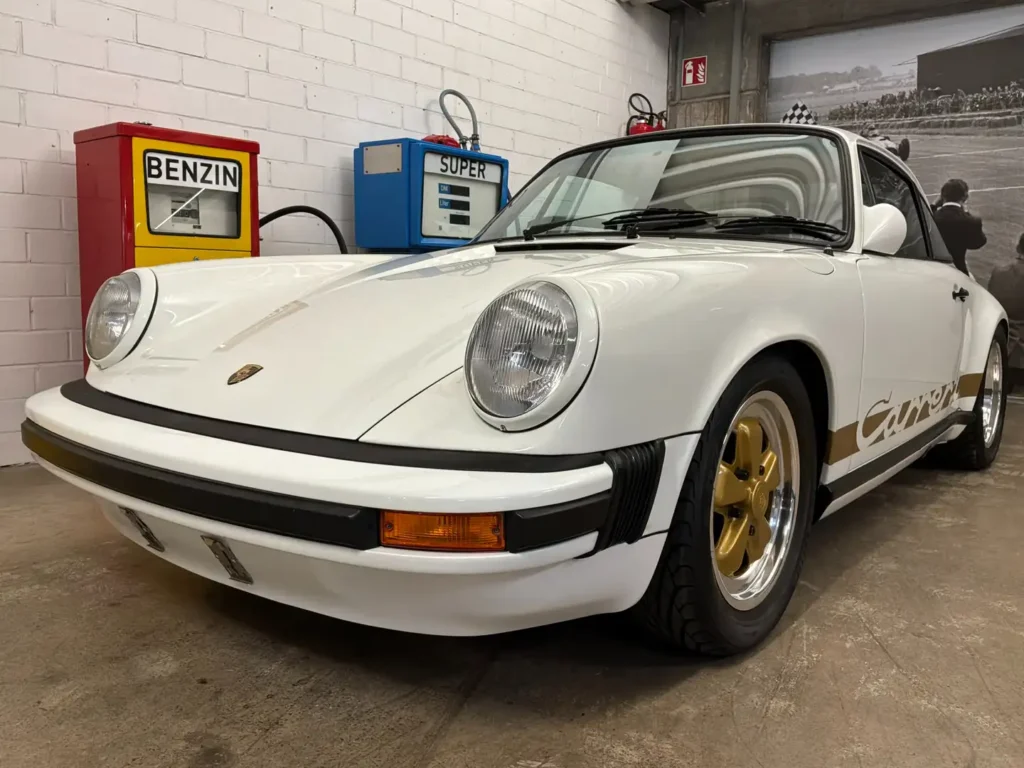 Porsche Carrera 1975 weisses Coupe Sicht von schraeg vorne.
