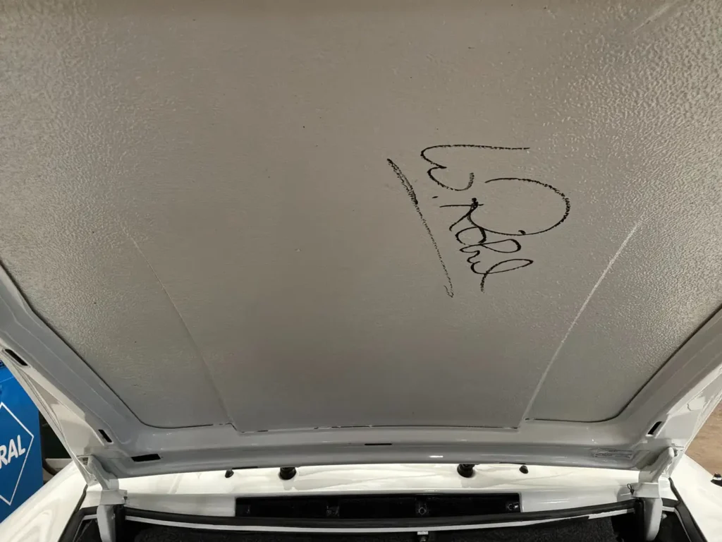 Porsche Carrera 1975 weisses Coupe Sicht auf die Unterschrift von Walter Roehrl.
