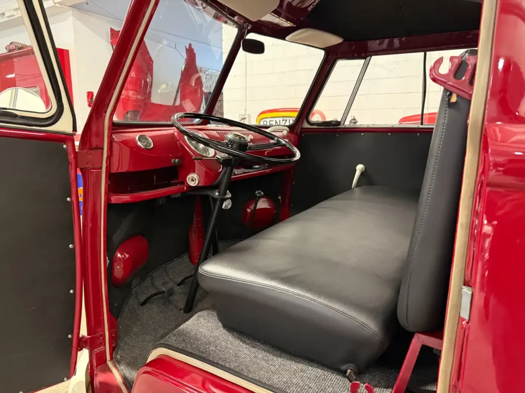 VW T1 Renntransporter Sicht auf Fahrersitz und Lenkrad