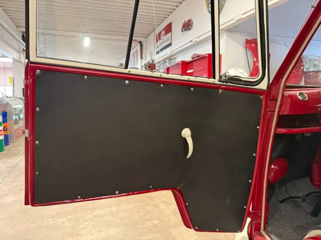 VW T1 Renntransporter Sicht auf Fahrertuer