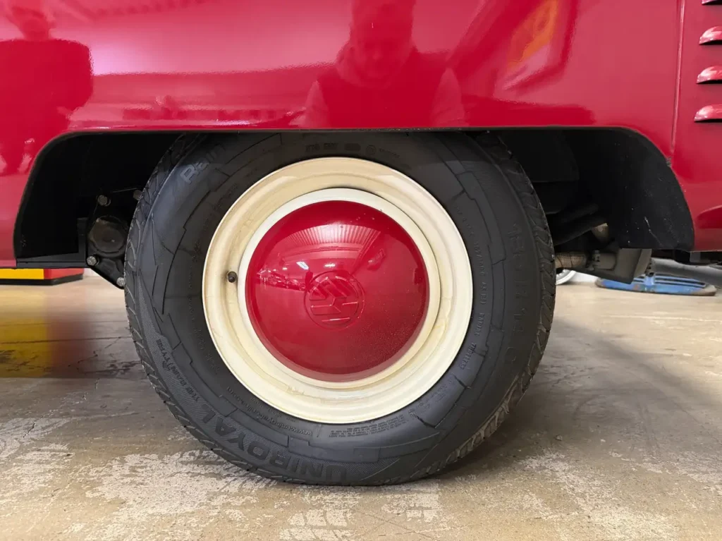 VW T1 Renntransporter Sicht auf Felge und Reifen