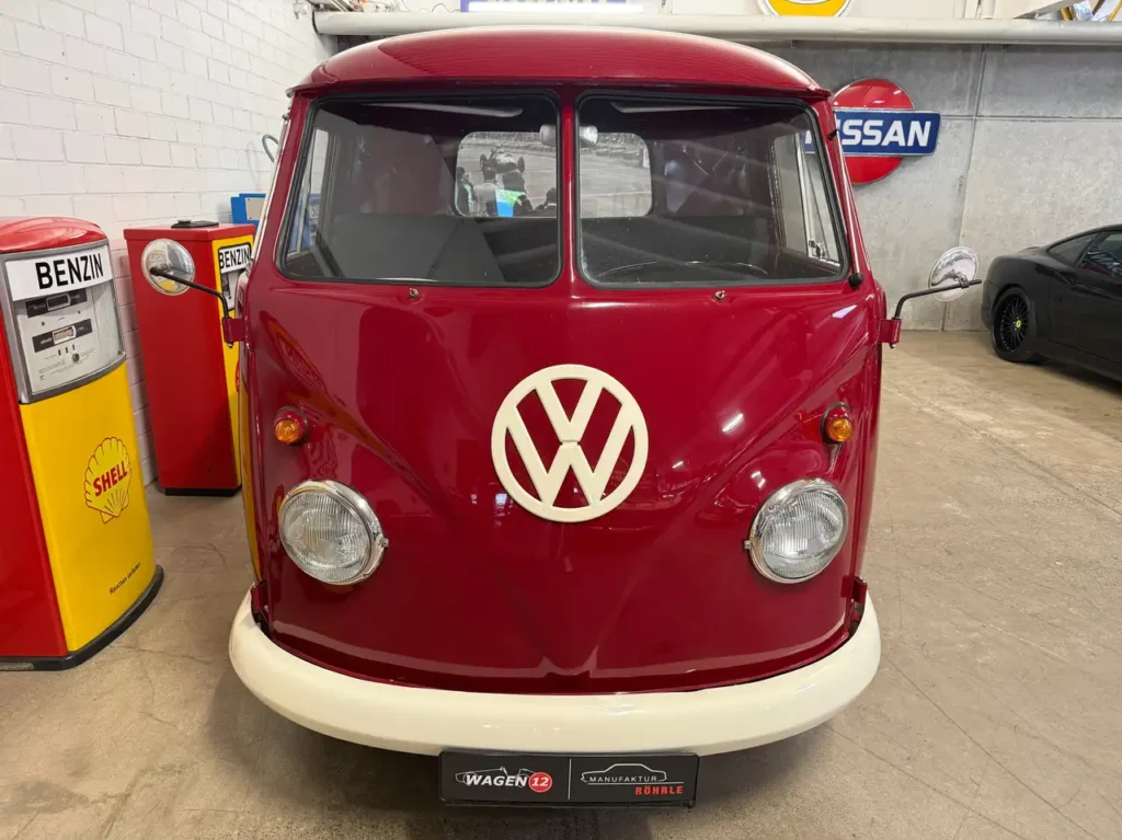 VW T1 Renntransporter Sicht auf Front und VW Logo