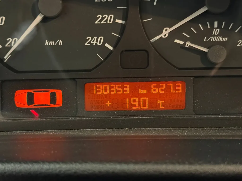 BMW 318ci Cabrio 2005 Blau Sicht auf Seriveanzeige.