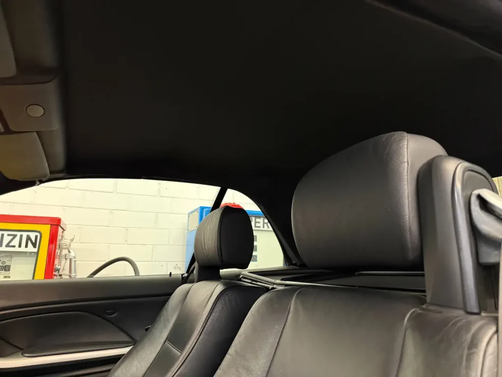BMW 318ci Cabrio 2005 Blau Sicht auf Dachhimmel.