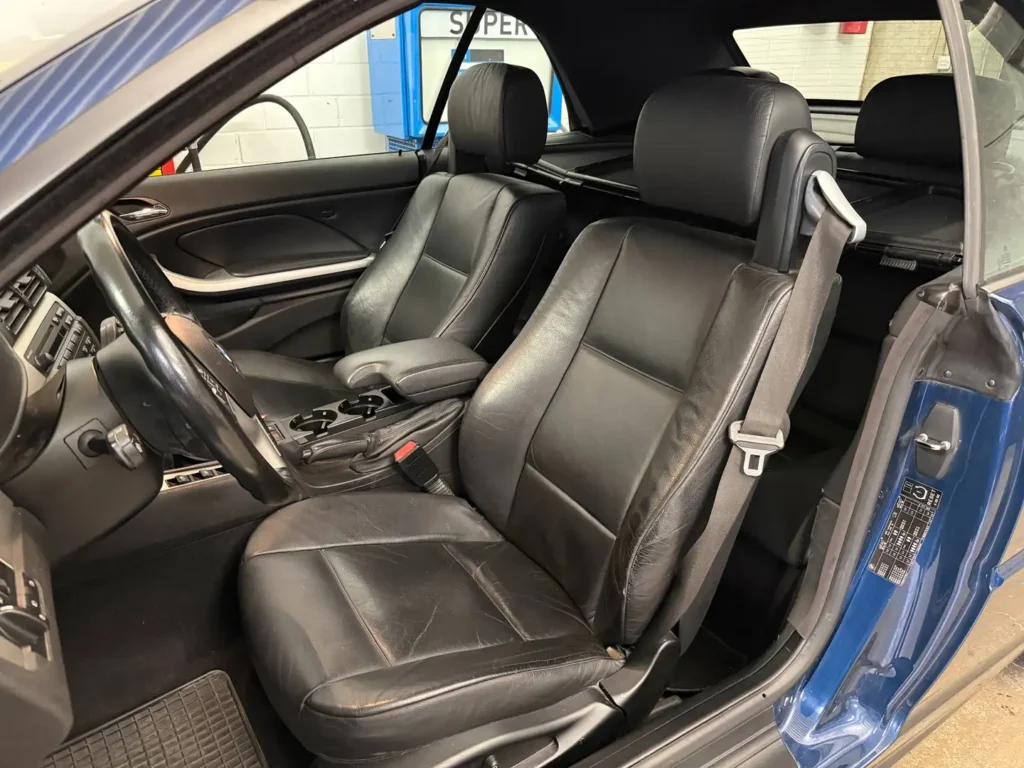 BMW 318ci Cabrio 2005 Blau Sicht auf Fahrersitz.