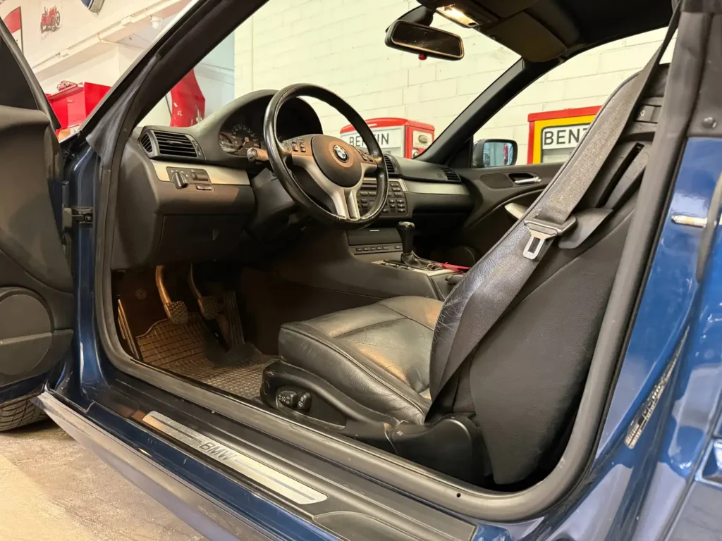 BMW 318ci Cabrio 2005 Blau Sicht auf offene Fahrertuer.