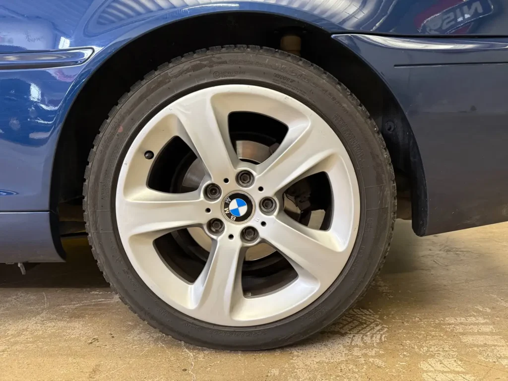 BMW 318ci Cabrio 2005 Blau Sicht auf Felge.