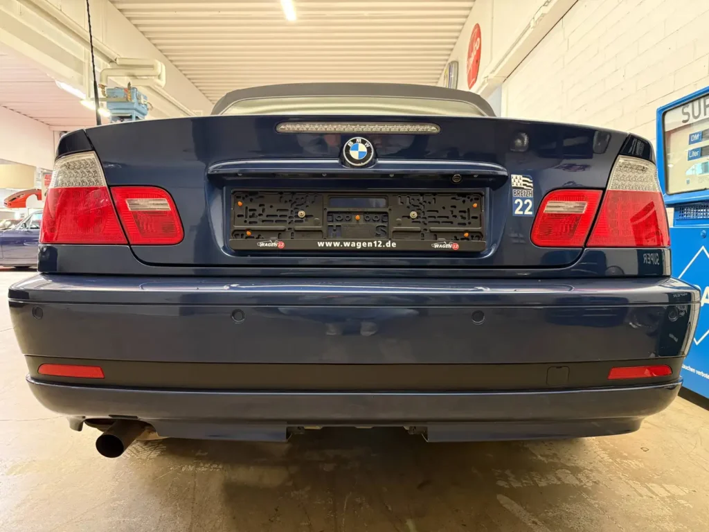 BMW 318ci Cabrio 2005 Blau Sicht auf Heck und Auspuff.