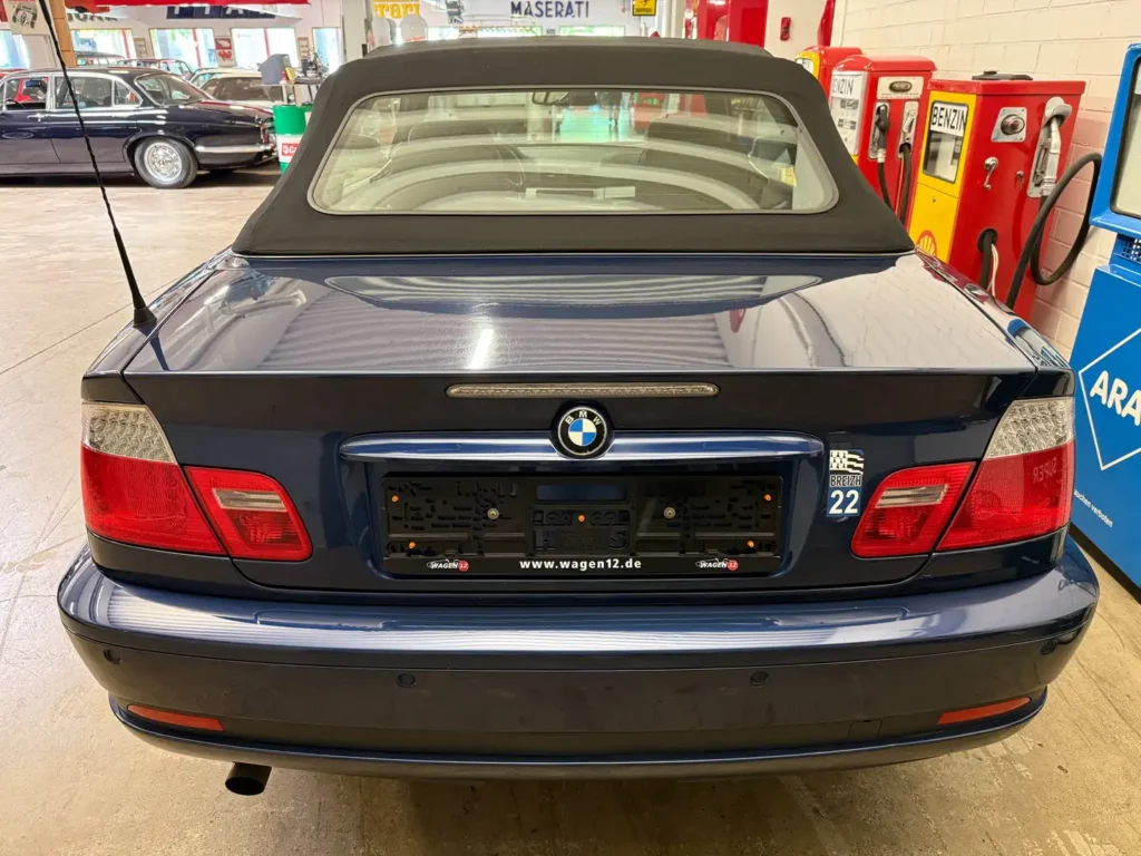 BMW 318ci Cabrio 2005 Blau Sicht auf Kofferraumdeckel und Heckscheibe.