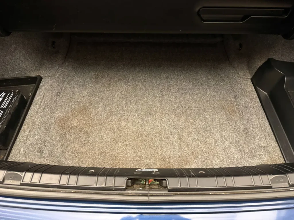 BMW 318ci Cabrio 2005 Blau Sicht auf Kofferraum innen.