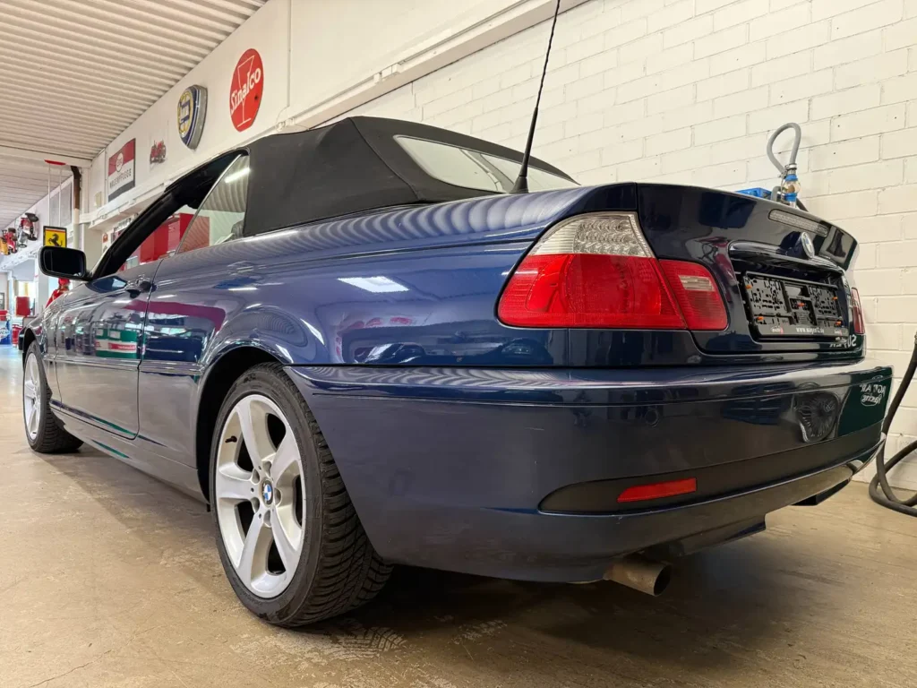BMW 318ci Cabrio 2005 Blau Sicht auf Kotfluegel hinten links.