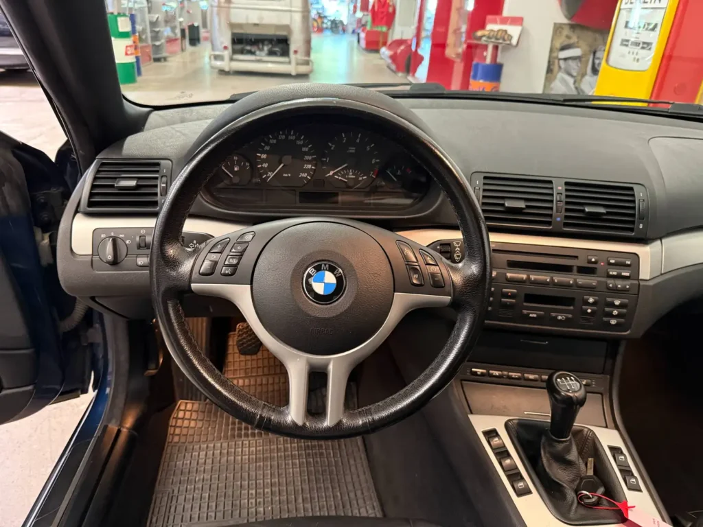 BMW 318ci Cabrio 2005 Blau Sicht auf Lenkrad und Armaturen.