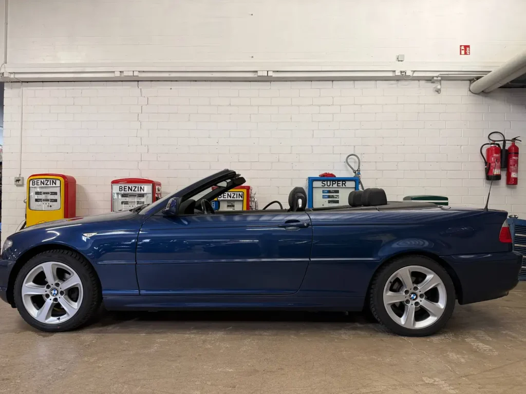 BMW 318ci Cabrio 2005 Blau Sicht auf Seitenansicht Verdeck ist offen.