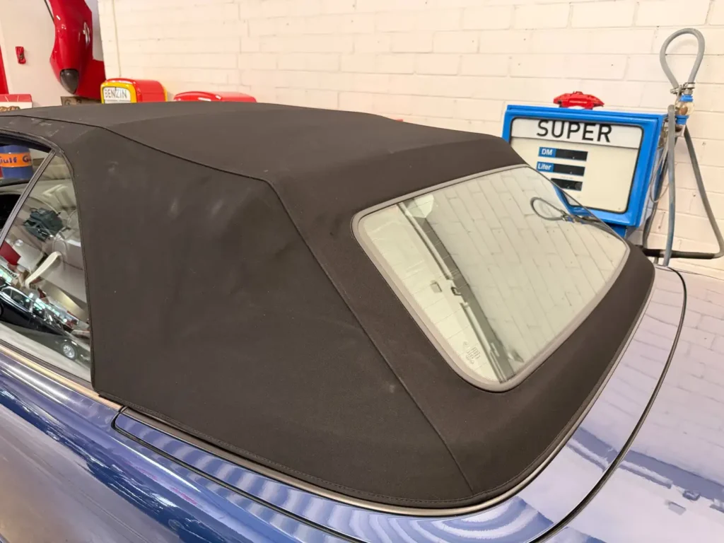 BMW 318ci Cabrio 2005 Blau Sicht auf Verdeck geschlossen.